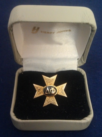Product Description: The Fraternity's official membership badge, crafted to our specifications. This badge is made of solid 10K gold and will be personalized for you.</br></br>Please include your full name, chapter, and initiation date with your order.</br></br>Please note that it will be 4 - 6 weeks for delivery.</br></br>Domestic Shipping and Insurance included.</br></br>Contact Delta Phi National if you wish to ship internationally.</br> Delta Phi 10K Membership Badge